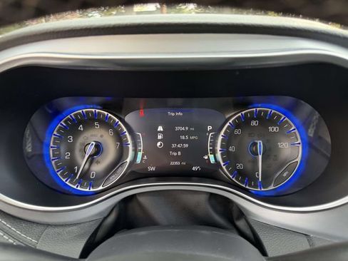 Used 2025 Chrysler Pacifica Limited FWD image 26