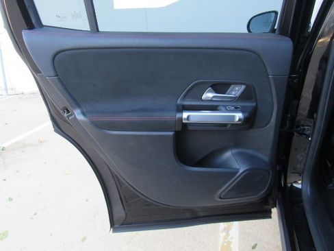 Used 2023 Mercedes-Benz EQB 300 4MATIC image 18