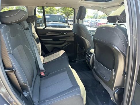 Used 2023 Jeep Grand Cherokee Laredo w/ Luxury Tech Group I AWD/4WD image 11