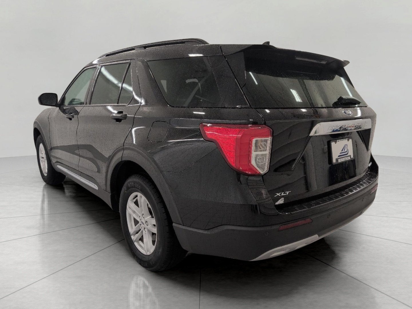 Used 2024 Ford Explorer XLT w/ Equipment Group 202A AWD/4WD image 21