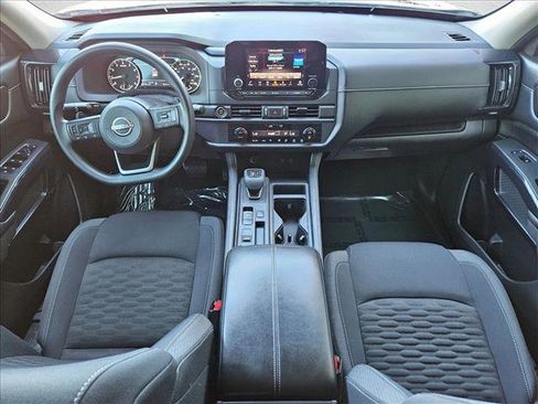 Used 2023 Nissan Pathfinder S image 17