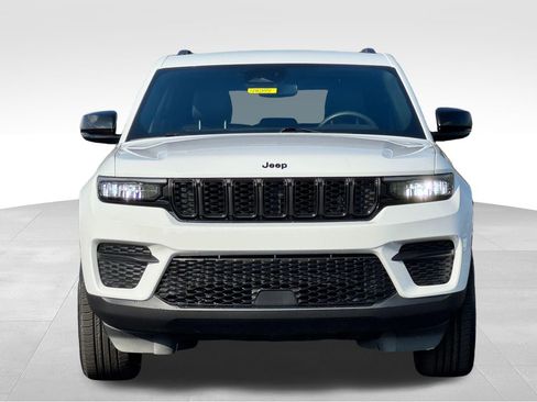 Used 2024 Jeep Grand Cherokee Altitude AWD/4WD image 2