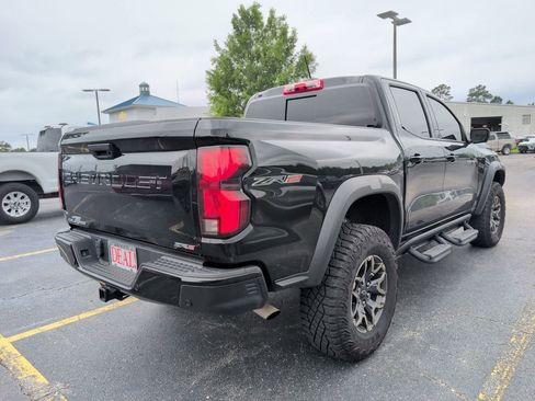 Used 2025 Chevrolet Colorado ZR2 w/ Technology Package AWD/4WD image 3