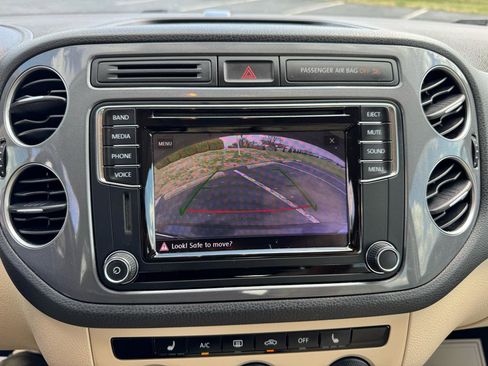 Used 2017 Volkswagen Tiguan S image 40