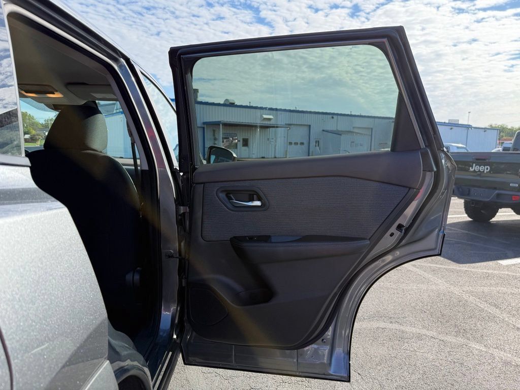 Used 2023 Nissan Rogue SV AWD/4WD image 8