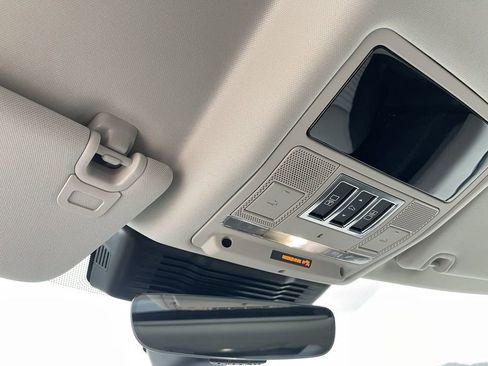 New 2025 Land Rover Discovery Dynamic SE image 24