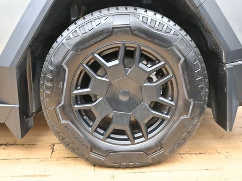 Used 2024 Tesla Cybertruck AWD Crew Cab image 11