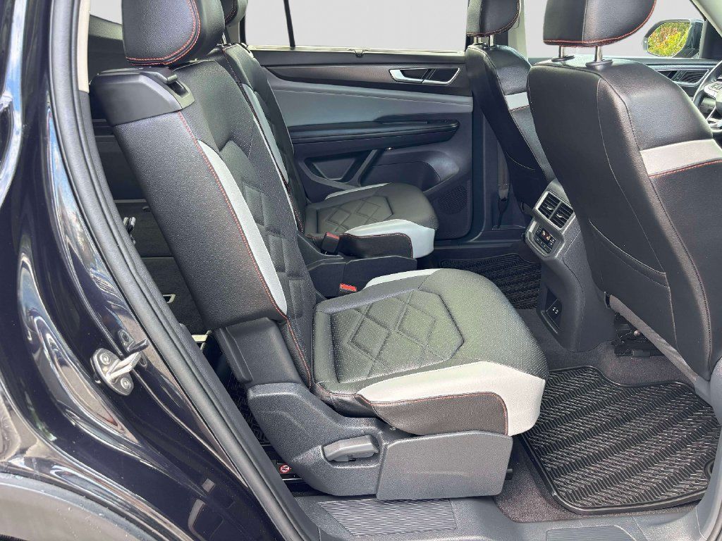 Used 2024 Volkswagen Atlas Peak Edition SE AWD/4WD image 20