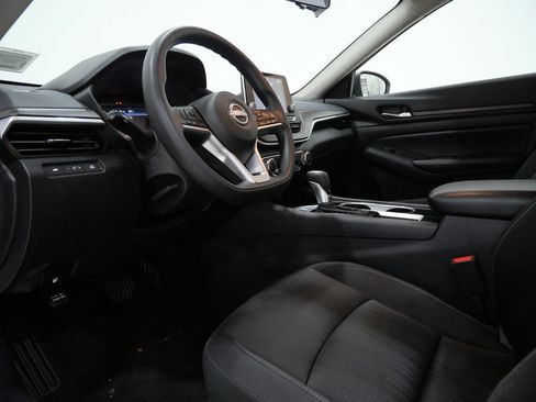 Used 2024 Nissan Altima 2.5 SV FWD image 11