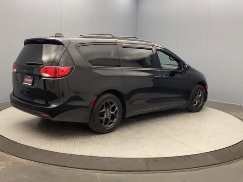 Used 2019 Chrysler Pacifica Touring-L w/ S Appearance Package FWD image 5