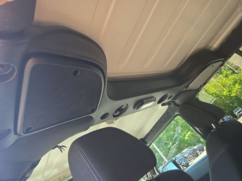 Used 2018 Jeep Wrangler Unlimited Sahara w/ Connectivity Group AWD/4WD image 31