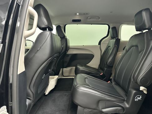 Used 2024 Chrysler Pacifica Touring-L image 17