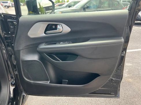 Used 2025 Chrysler Pacifica Limited FWD image 37