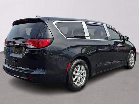 Used 2024 Chrysler Voyager LX FWD image 6