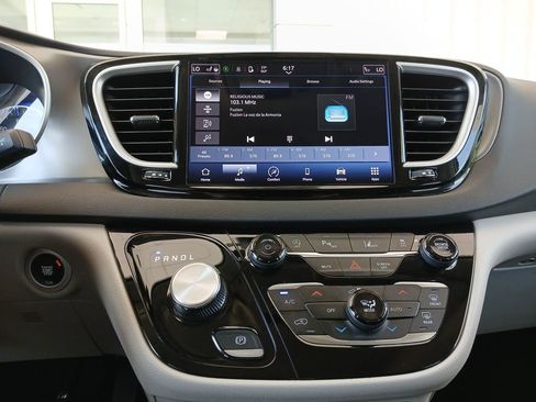 Used 2024 Chrysler Pacifica Touring-L FWD image 13