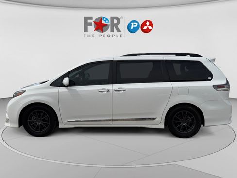 Used 2016 Toyota Sienna SE FWD image 2