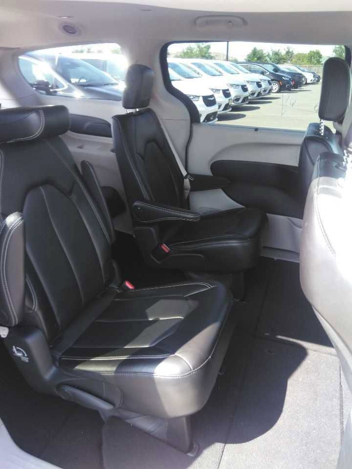 Used 2024 Chrysler Pacifica Touring-L FWD image 6