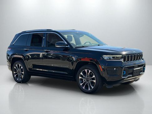 Used 2023 Jeep Grand Cherokee Overland w/ Luxury Tech Group IV AWD/4WD image 10