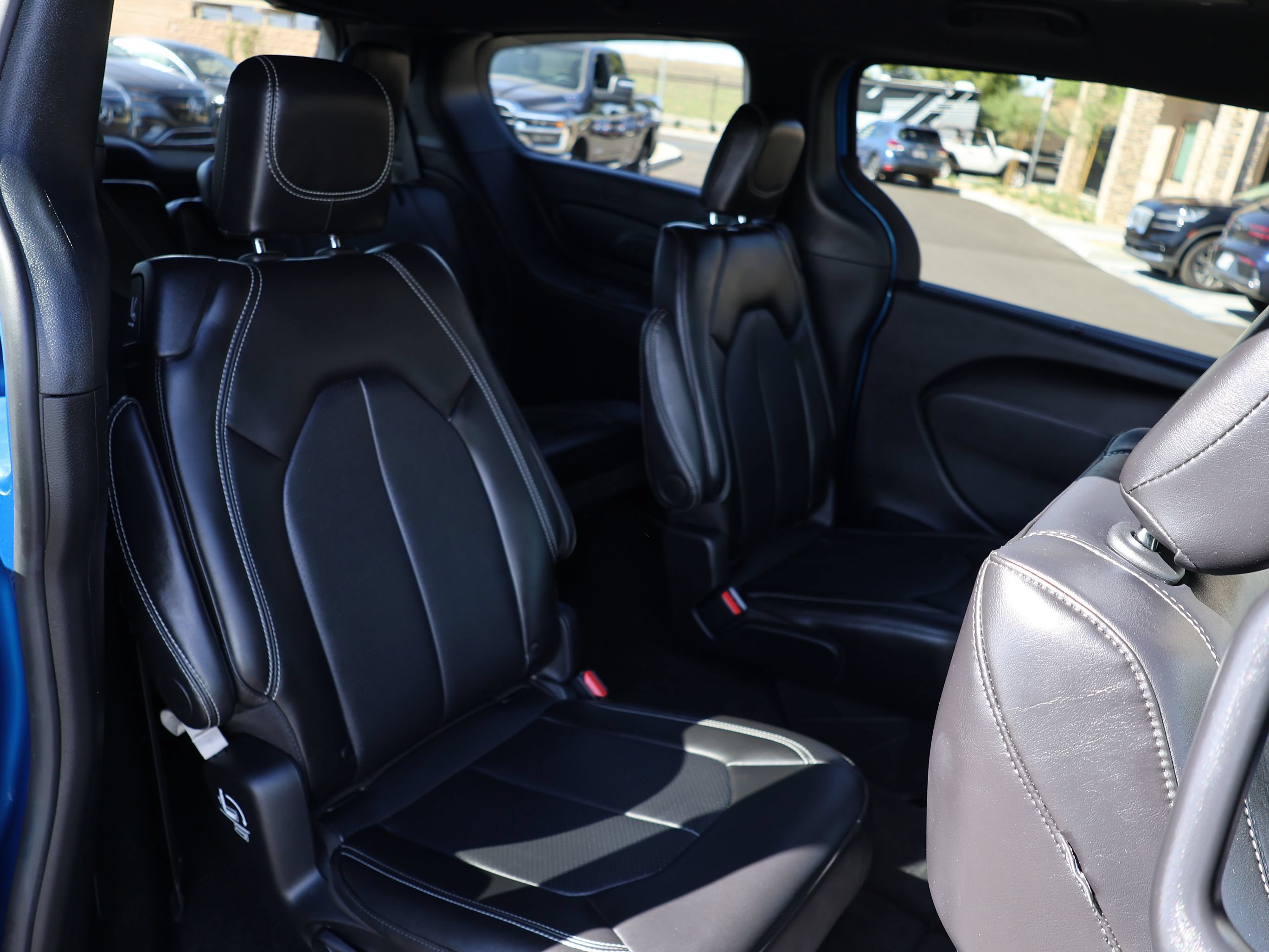 Used 2027 Chrysler Pacifica Select FWD image 33