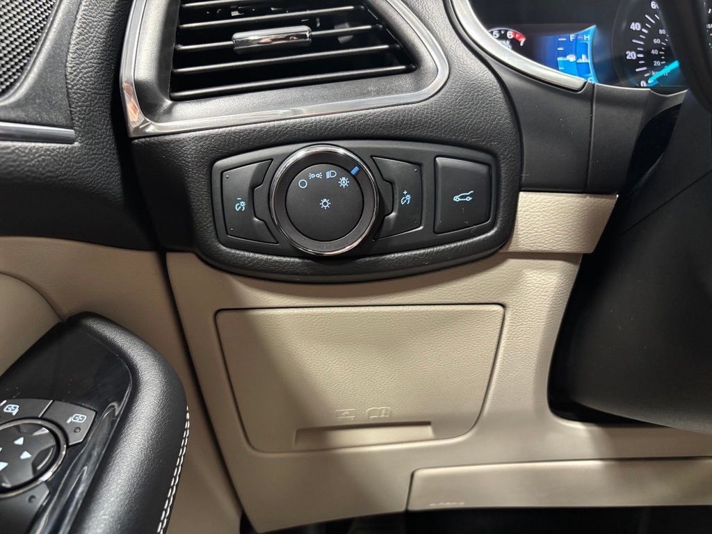 Used 2018 Ford Edge Titanium w/ Equipment Group 301A AWD/4WD image 17