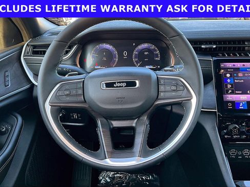 Used 2025 Jeep Grand Cherokee Limited AWD/4WD image 5