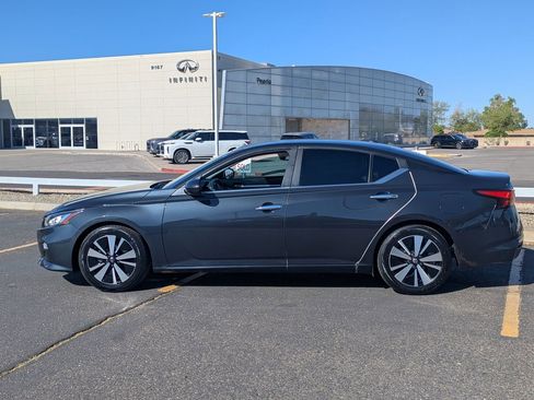 Used 2021 Nissan Altima 2.5 SV image 3