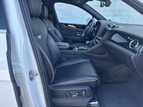 Used 2022 Bentley Bentayga image 2