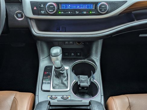 Used 2017 Toyota Highlander Limited image 26