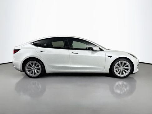 Used 2022 Tesla Model 3 Standard Range image 4