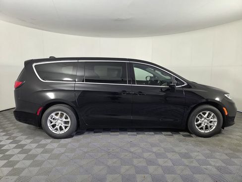 New 2026 Chrysler Pacifica Select FWD image 5