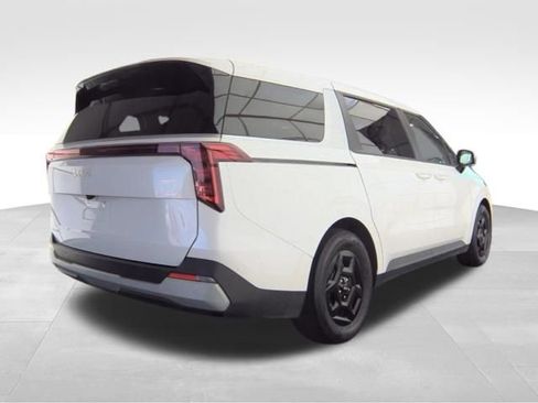 Used 2025 Kia Carnival image 4