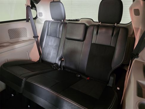 Used 2019 Dodge Grand Caravan SXT image 17