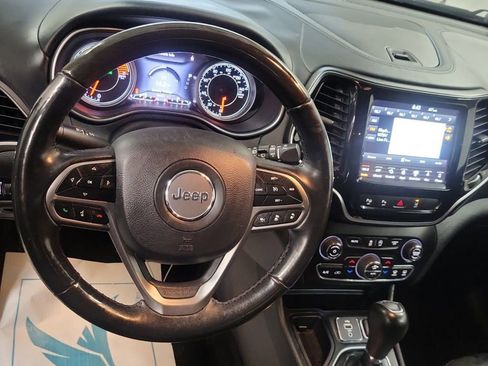 Used 2019 Jeep Cherokee Overland w/ Technology Group image 9