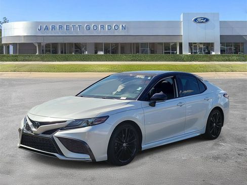 Used 2022 Toyota Camry XSE FWD image 2
