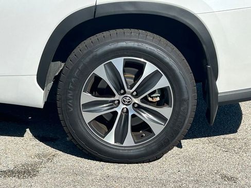 Certified 2025 Toyota Highlander XLE AWD/4WD image 10