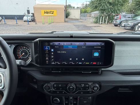 Used 2025 Jeep Wrangler Unlimited Sahara AWD/4WD image 19