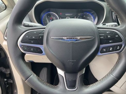 Used 2023 Chrysler Pacifica Touring-L FWD image 13