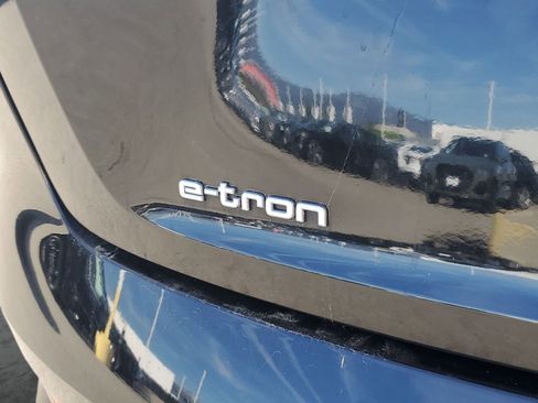 Used 2022 Audi e-tron Premium w/ Convenience Plus Package image 6