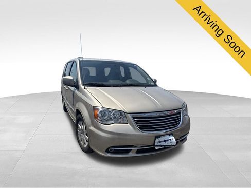 Used 2013 Chrysler Town & Country Touring FWD image 1