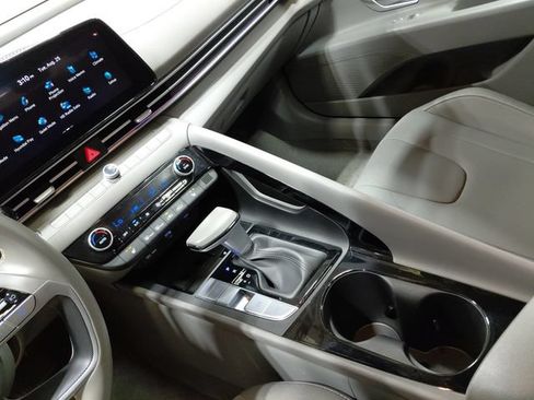 Used 2025 Hyundai Elantra SEL FWD image 26