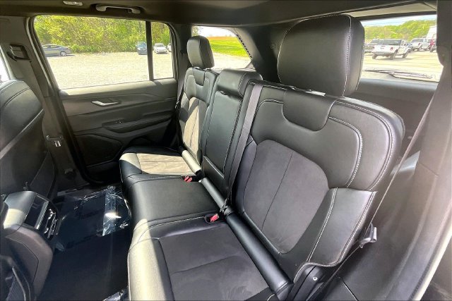 Used 2024 Jeep Grand Cherokee Altitude AWD/4WD image 26