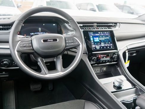 New 2025 Jeep Grand Cherokee Laredo image 12