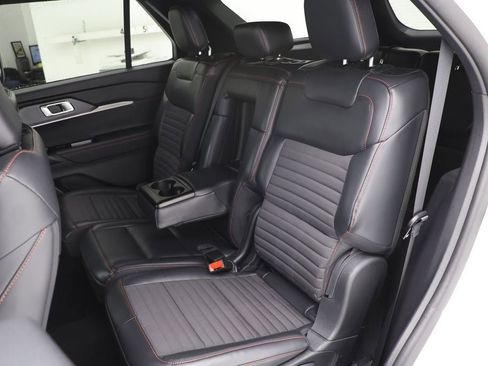 Used 2025 Ford Explorer ST-Line w/ ST-Line Street Pack image 12