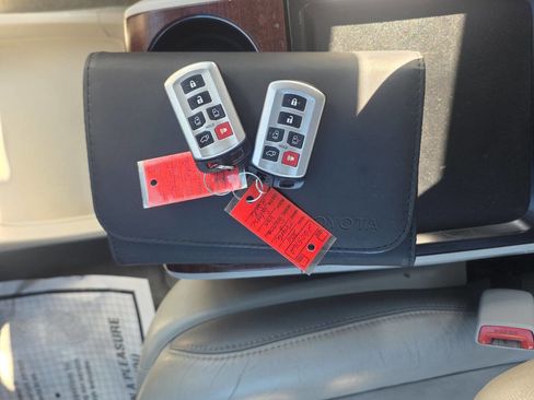 Used 2011 Toyota Sienna Limited w/ Premium Pkg image 30