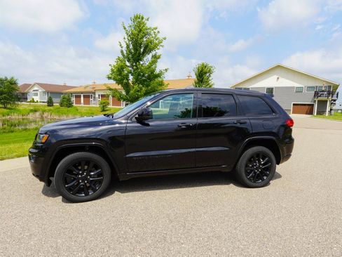 Used 2020 Jeep Grand Cherokee Altitude AWD/4WD image 11
