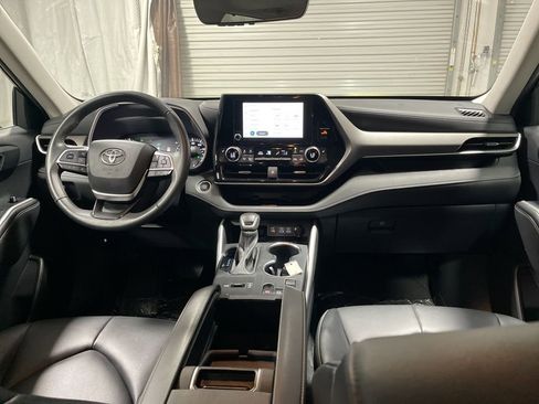 Used 2024 Toyota Highlander XLE image 14