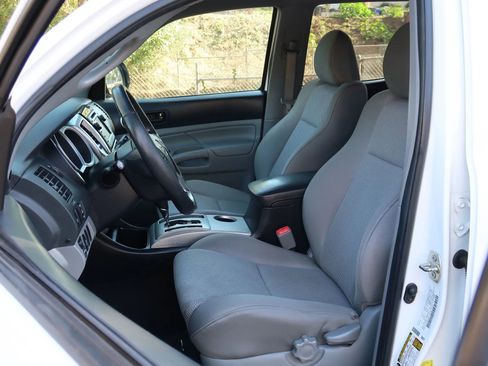 Used 2013 Toyota Tacoma PreRunner w/ TRD Sport Pkg image 13