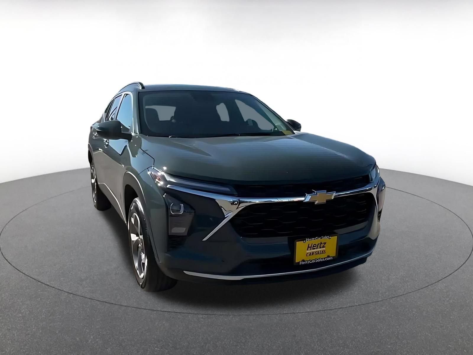 Used 2025 Chevrolet Trax LT w/ LT Convenience Package FWD image 3
