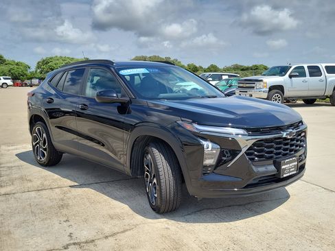 Used 2025 Chevrolet Trax RS w/ Driver Confidence Package image 3