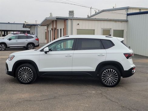 Used 2025 Volkswagen Taos SE image 5